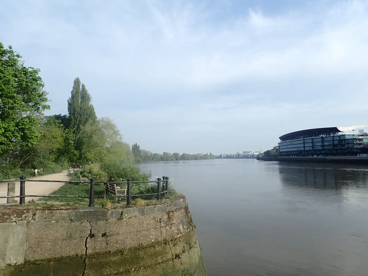 Thames Path through Wandsworth, Putney